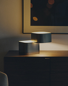 Настольная лампа Tanden из серого металла с матовой отделкой