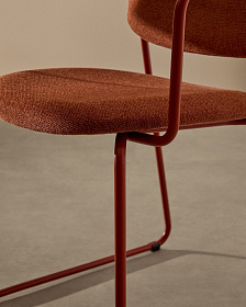 Стул Meli с подлокотниками из терракотовой шенилли с терракотовыми металлическими ножками