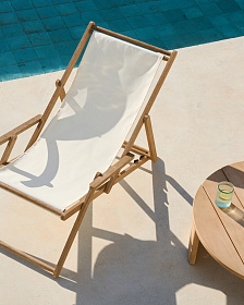 Cкладное кресло Vilara для улицы из акации и текстиля белого цвета