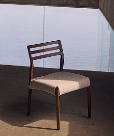 Стул Cudia из бежевой синели из массива дуба с отделкой орех FSC Mix Credi