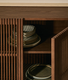 Сервант Beyla из ясеня с отделкой под орех