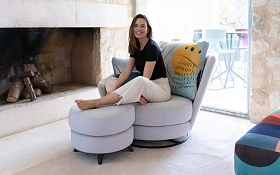 Кресло Roxane поворотное с пуфом на металлических ножках