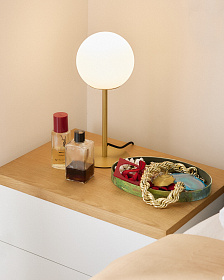 Настольная лампа Brisia в матовой латунной отделке со стеклянным плафоном Ø15 см