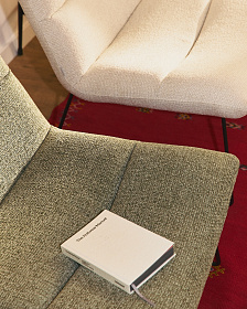 Кресло Asen из зеленого шенилла с черными стальными ножками