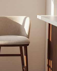 Барный стул Ciselia из бежевого шенилла с ножками из ясеня в отделке орех