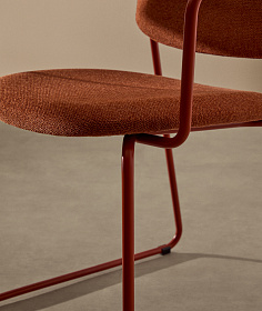 Стул Meli с подлокотниками из терракотовой шенилли с терракотовыми металлическими ножками
