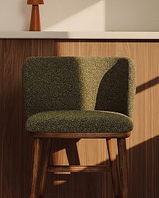 Барный стул Ciselia из темно-зеленого шенилла с ножками из ясеня в отделке орех