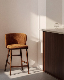 Полубарный стул Ciselia из терракотового шенилла с ножками из ясеня в отделке орех