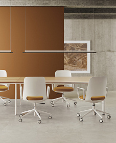 Поворотное кресло Orus с 5-спицевой алюминиевой основой на роликах+газлифт+механизм наклона