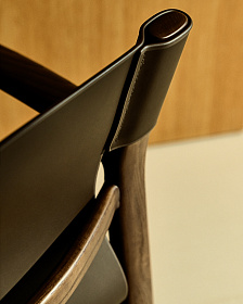 Стул Jan из переработанной кожи темно-коричневого цвета и ясеня в ореховом цвете