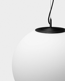 Подвесной светильник Brisia из черного металла с матовым стеклянным шаром Ø50
