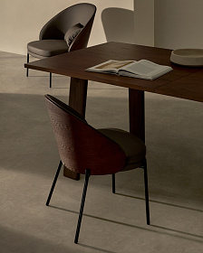 Стул Eamy из коричневой экокожи, ясеневого шпона с отделкой под орех и черного металла