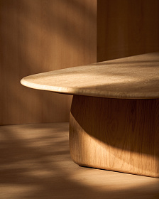 Журнальный столик Pirita из бежевого травертина с ножками из дуба натурального цвета, 147 x 65 см 