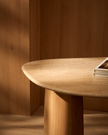 Приставной столик Pirita из бежевого травертина с ножками из дуба натурального цвета, 71 x 70 см