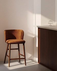 Полубарный стул Ciselia из терракотового шенилла с ножками из ясеня в отделке орех