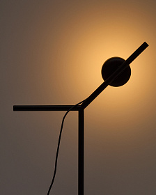 Настольная лампа Orey из черного металла с многопозиционным точечным светильником