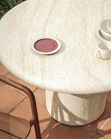 Уличный стол Drasi из бетона с отделкой под травертин, диаметр 122 см