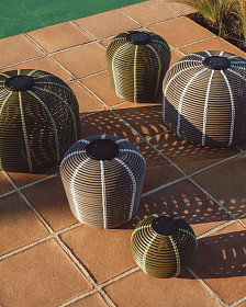 Уличный светильник Garoina солнечных батареях из искусственного ротанга цвета таупе, 35 см