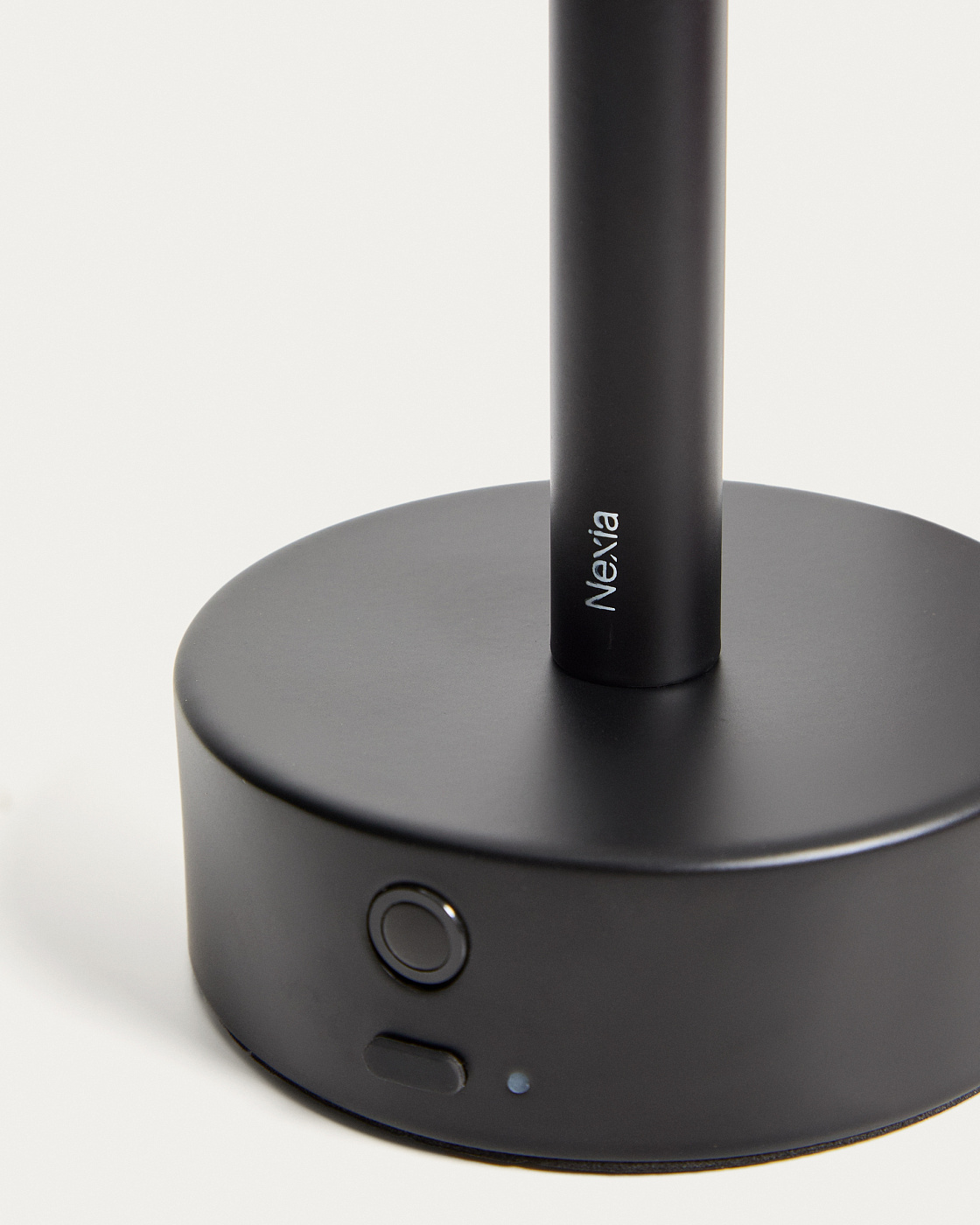 Переносная настольная лампа Bow из черного алюминия