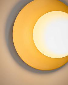 Настенный светильник Brisia из металла в матовой латунной отделке с плафоном Ø20 см