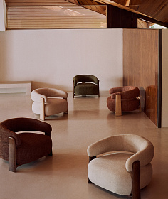 Granite Кресло из бежевого шенилла и массива ясеня в отделке орех