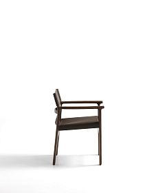 Стул Jan из переработанной кожи темно-коричневого цвета и ясеня в ореховом цвете