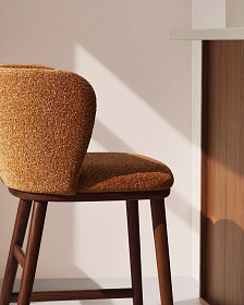 Полубарный стул Ciselia из терракотового шенилла с ножками из ясеня в отделке орех