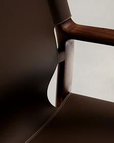 Стул Jan из переработанной кожи темно-коричневого цвета и ясеня в ореховом цвете