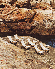 Cкладное кресло Vilara для улицы из акации и текстиля белого цвета