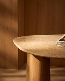 Приставной столик Pirita из бежевого травертина с ножками из дуба натурального цвета, 71 x 70 см