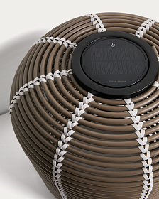 Уличный светильник Garoina солнечных батареях из искусственного ротанга цвета таупе, 35 см