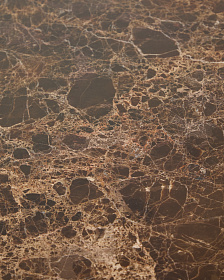 Приставной столик Pirita из коричневого мрамора с ножками из дуба с темной отделкой, 71 x 70 см