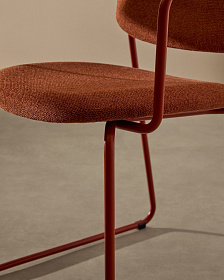 Стул Meli с подлокотниками из терракотовой шенилли с терракотовыми металлическими ножками