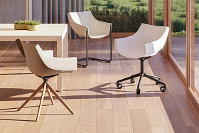 Стул поворотный Manta на деревянных ножках