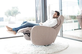 Кресло-реклайнер Kim с ручным управлением поворотная база