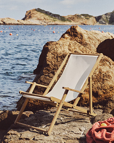 Cкладное кресло Vilara для улицы из акации и текстиля белого цвета