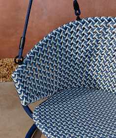 Подвесное кресло Saliga из искусственного ротанга синего цвета с основанием из алюминия