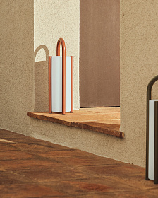 Большая портативная настольная лампа Leros из полиэтилена и стали терракотового цвета