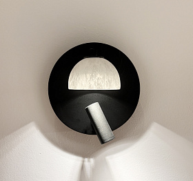 Настенный светильник Absidiola a moving reader Mini черный RAL 9005 с плафоном из алебастра