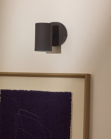 Настенный светильник Manie из металла с отделкой под черный чугун