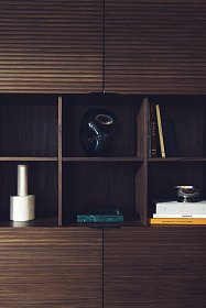 Высокий 4-дверный буфет Norlen из орехового шпона