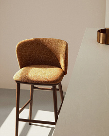 Барный стул Ciselia из терракотового шенилла с ножками из ясеня в отделке орех
