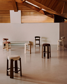 Барный стул Granite из коричневой синели и ясеня с отделкой орех 75 см