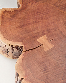 Журнальный столик Tavine из массива акации с выбеленной отделкой, с колесами Ø85 см