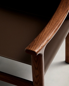 Стул Jan из переработанной кожи темно-коричневого цвета и ясеня в ореховом цвете