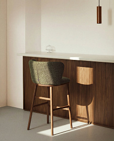 Полубарный стул Ciselia из темно-зеленого шенилла с ножками из ясеня в отделке орех