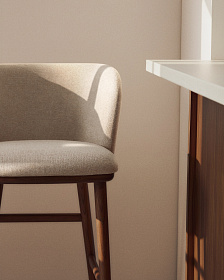 Барный стул Ciselia из бежевого шенилла с ножками из ясеня в отделке орех