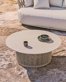 Уличный столик Orosei из спеченного камня, алюминия цвета экрю и бежевой веревки, 90 см