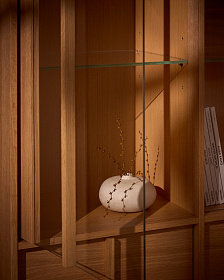 Витрина Onix из дубового шпона в натуральной отделке