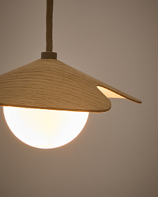 Потолочный светильник Wilara из дуба с шаром из белого матового стекла